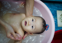Qin Hui Likes Bathing